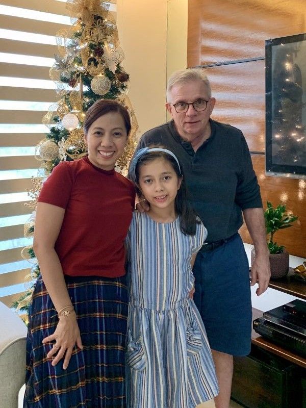Christmas 2019 Alba, Cher and David in front of Christmas tree