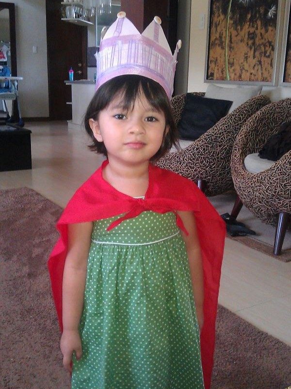 Alba dressed as princess